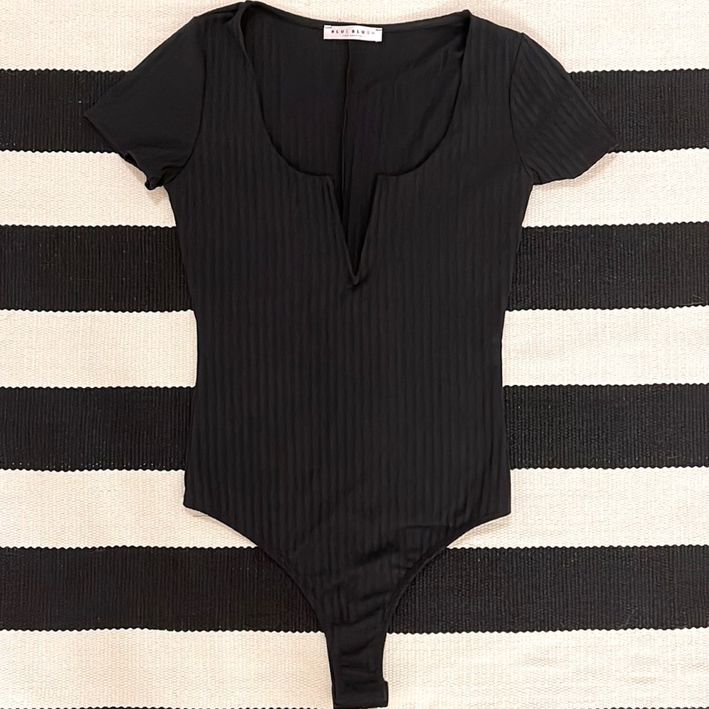NWOT VICI V-Neck Short Sleeve Bodysuit